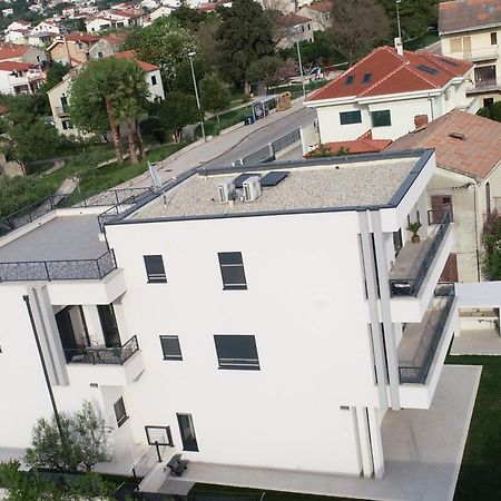Apartmani Le-Lu Каштела Экстерьер фото
