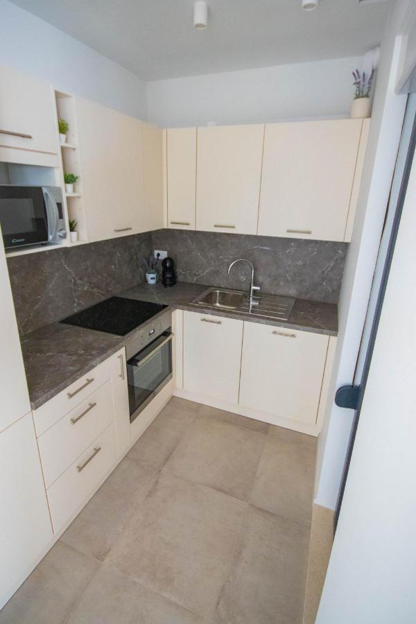 Apartmani Le-Lu Каштела Экстерьер фото