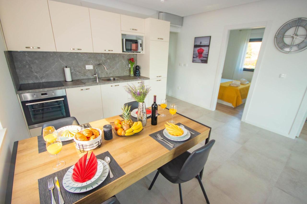 Apartmani Le-Lu Каштела Экстерьер фото